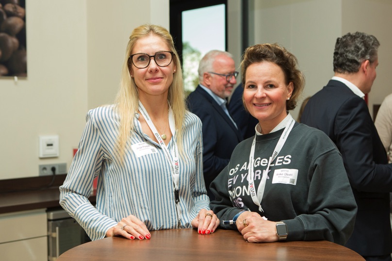 /images/slider-imgs-xs/020_Foto Loeffler_Weconact.jpg